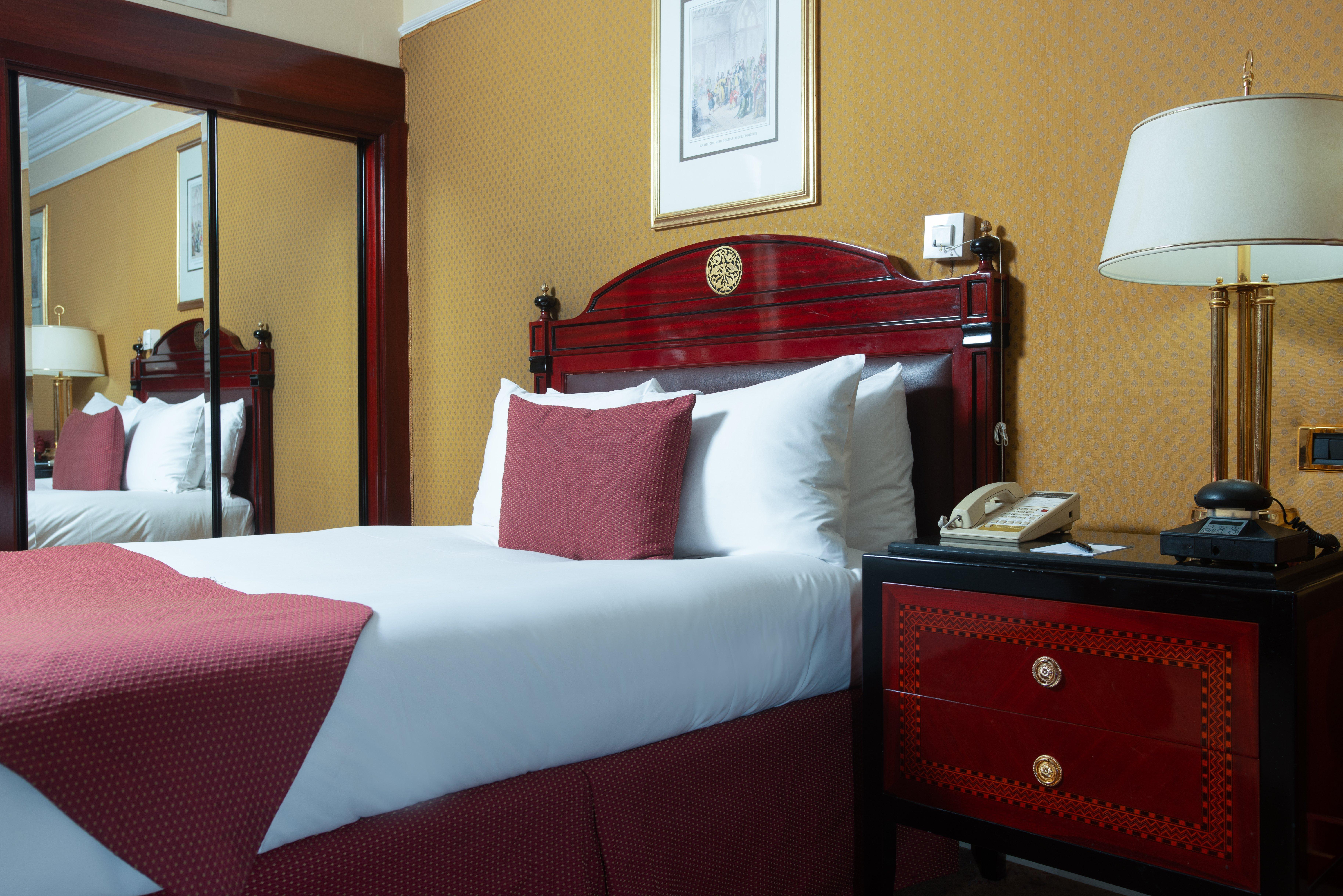 Hotel Intercontinental Cairo Semiramis By Ihg Exterior foto A guest room at the hotel
