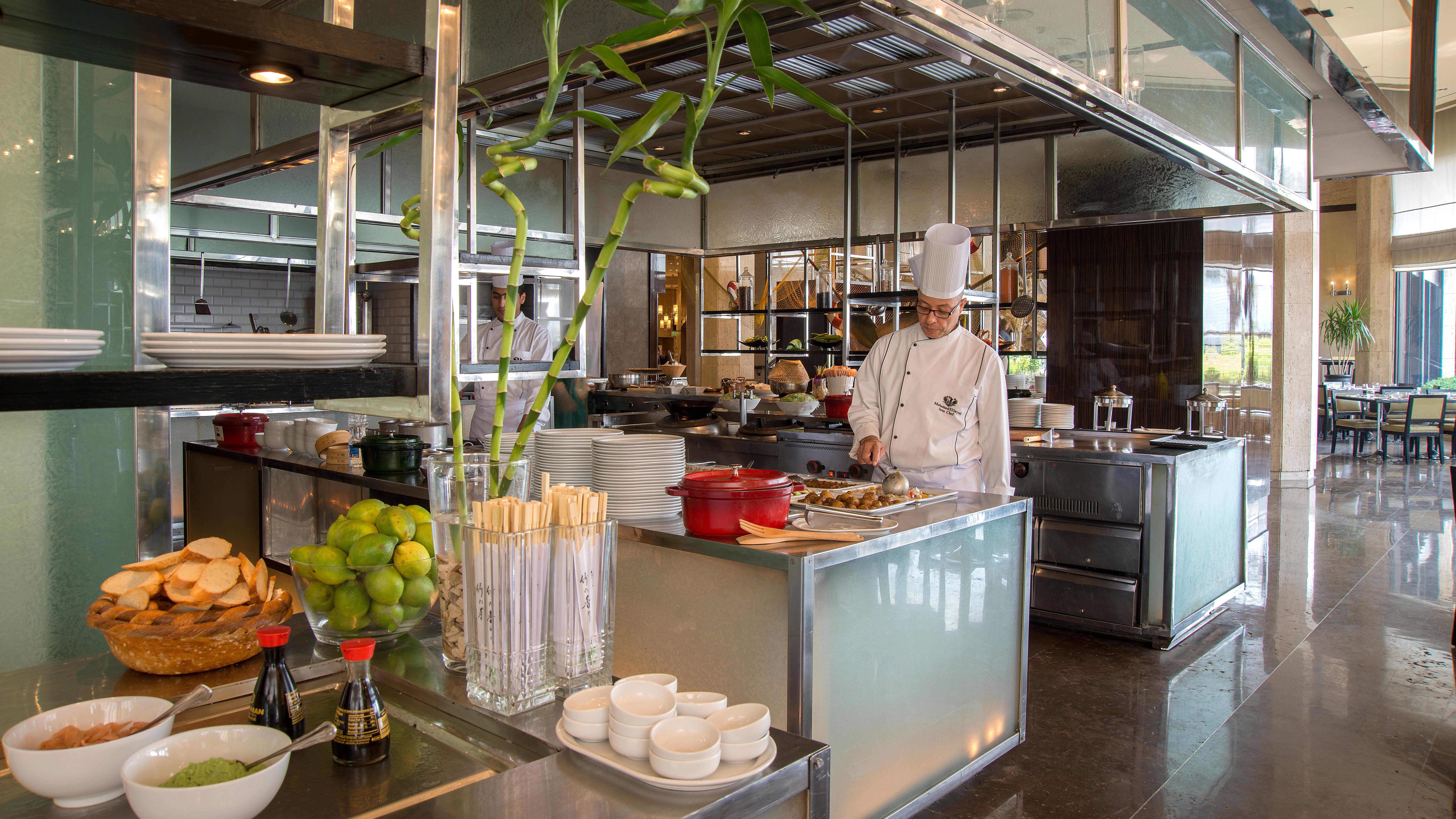 Hotel Intercontinental Cairo Semiramis By Ihg Exterior foto A chef at work in a hotel kitchen