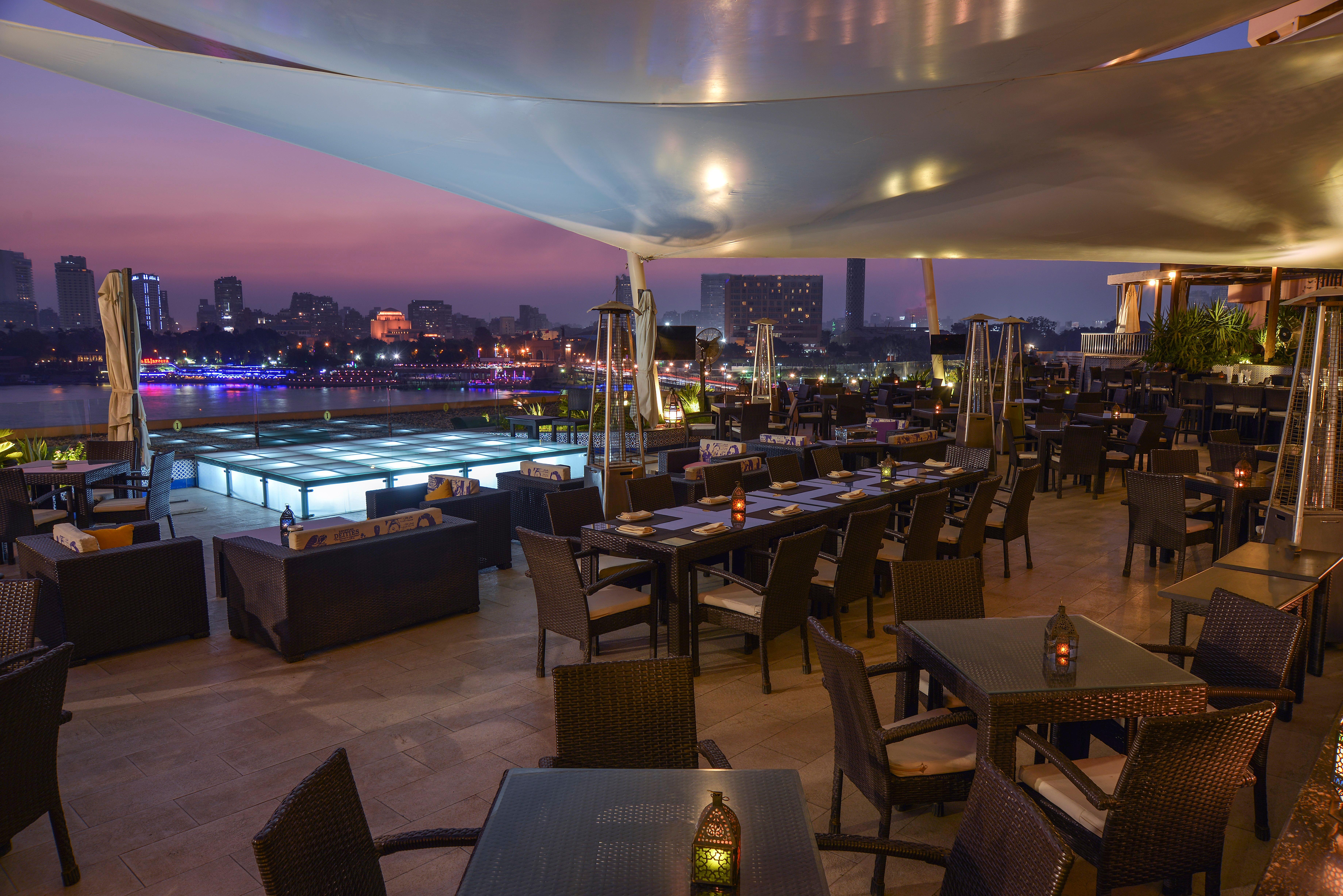 Hotel Intercontinental Cairo Semiramis By Ihg Exterior foto The view from the rooftop bar